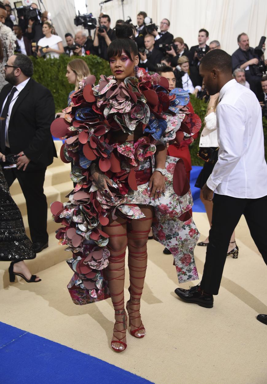 Sängerin Rihanna, 29, ist in ihrer Kreation von Commes des Garcons mal wieder der Hingucker des Abends.