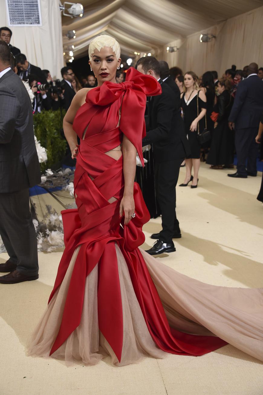 Sängerin Rita Ora, 26, in Marchesa.