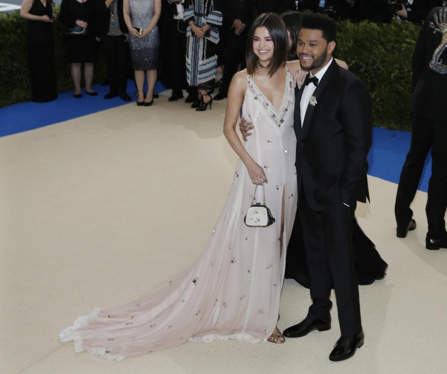 Sweeeet! Selena Gomez, 24, (in Coach) feierte endlich ihr Red-Carpet-Debüt mit Freund The Weeknd, 27.