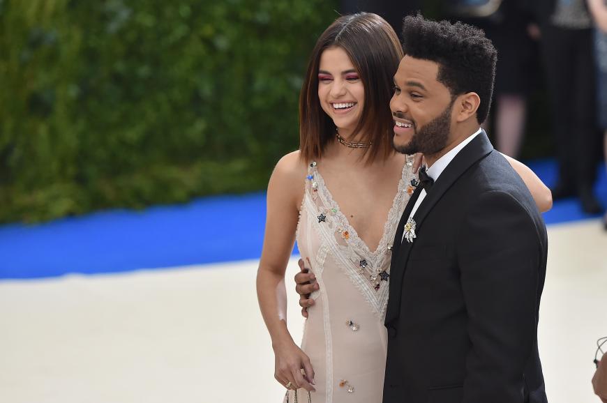 Aww, so schön kann Liebe sein: Selena Gomez und The Weeknd zeigten sich bei der Met Gala 2017 in New York total verliebt und strahlten beide wie ein Honigkuchenpferd!