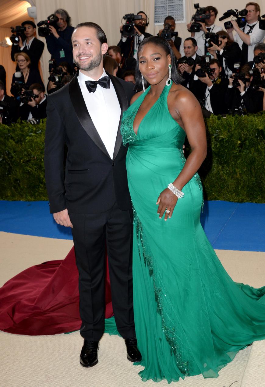 Tennis-Legende Serena Williams, 35, mit Freund Alexia Ohanian, 34, präsentierte ihren Babybauch in einem maßgeschneiderten Versace-Dress.