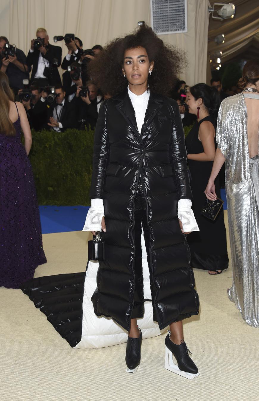 Solange Knowles, 30, trägt XXL-Daune von Thom Browne.