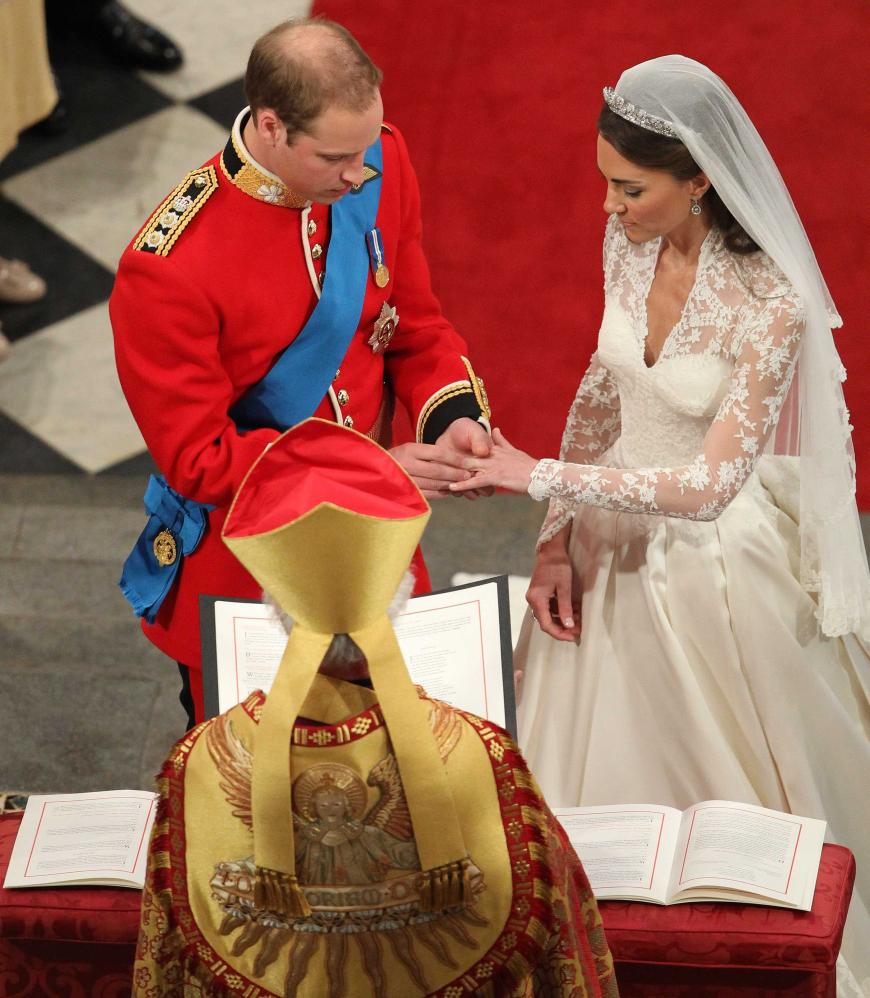 Traumhochzeit im April 2011: Prinz William steckt seiner Braut, Herzogin Kate, den Ehering auf.