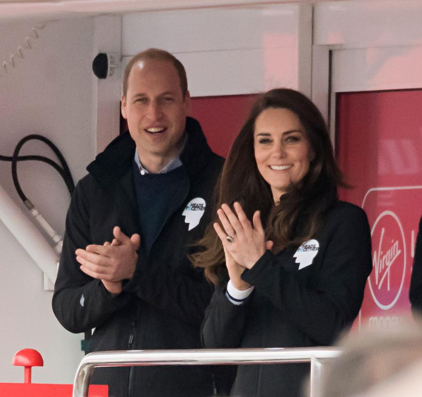 Prinz William und Herzogin Kate: Na nu, was hat denn die nackte Hand des Prinzen zu bedeuten? Trägt er seinen Ehering an der rechten Hand?