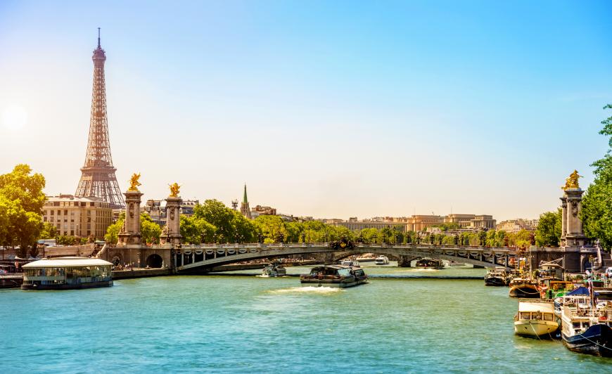 Es hat seine Gründe, weshalb Paris seine Frühjahrsgäste immer wieder begeistert. Genieße die ersten warmen Sonnenstrahlen in herrlichen Parks und bei einem Café au lait vor kleinen Straßencafés. Oh là là!
