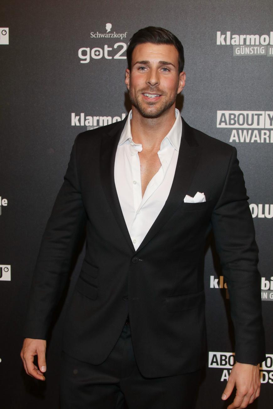 Der Ex-Bachelor Leonard Freier gewährte tiefe Einblicke auf dem Red Carpet.