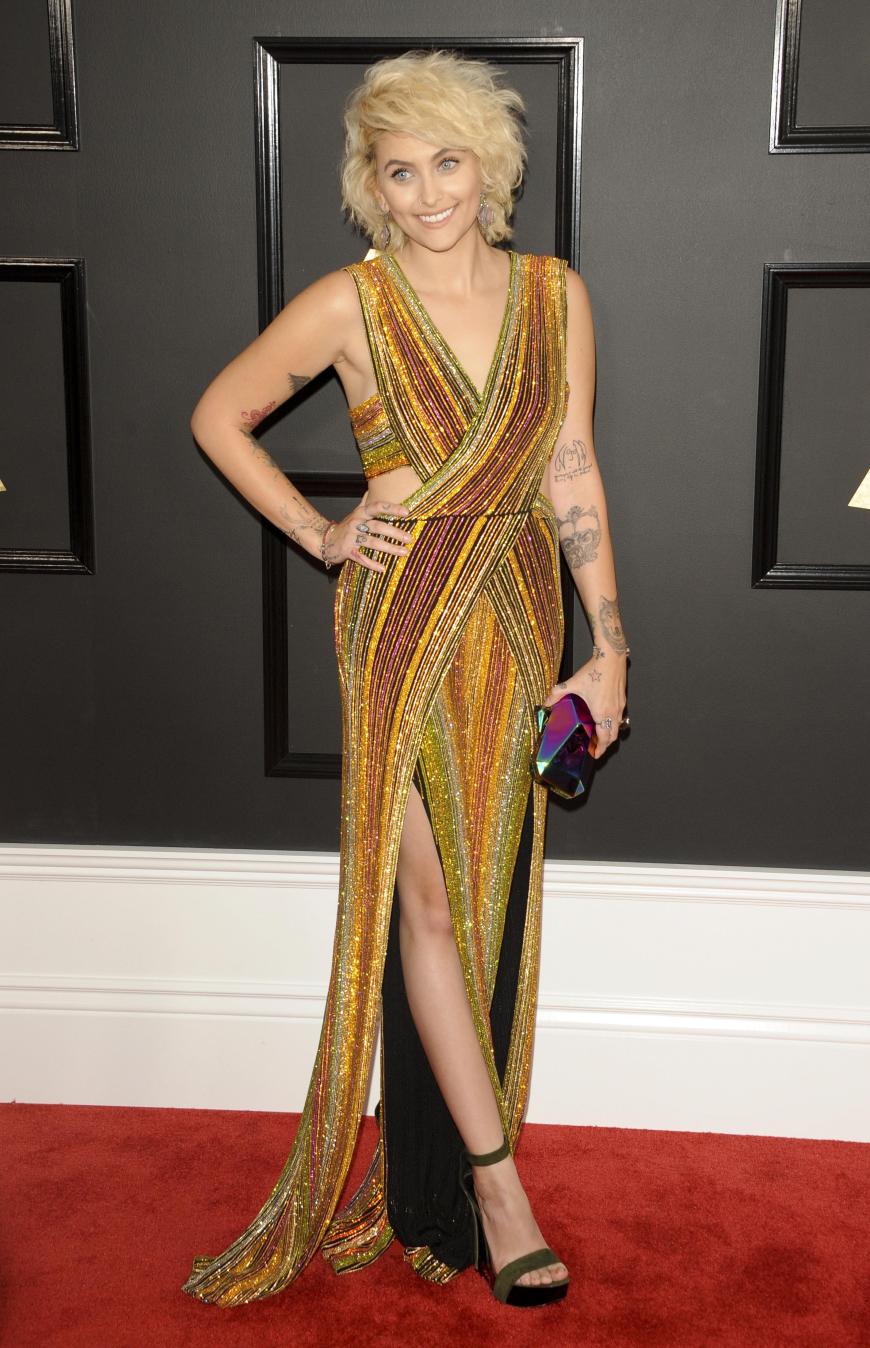 Paris macht auf dem Red Carpet, wie hier bei den Grammys 2017, immer eine super Figur - kein Wunder, dass sie jetzt zum neuen Kampagnen-Gesicht von Calvin Klein wird.