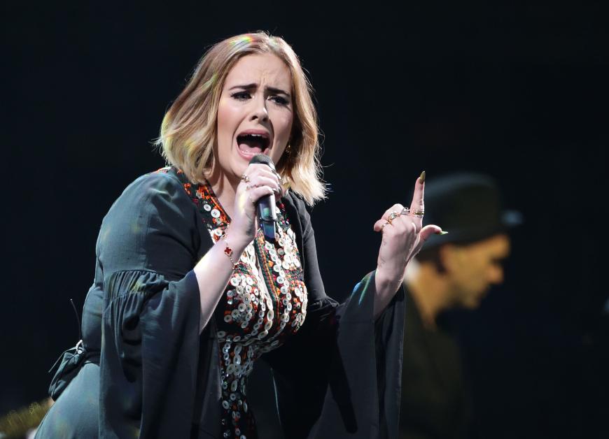 Adele nimmt sich gerne mal selbst auf die Schüppe. Jetzt zeigt sie sich um 50 Jahre älter!