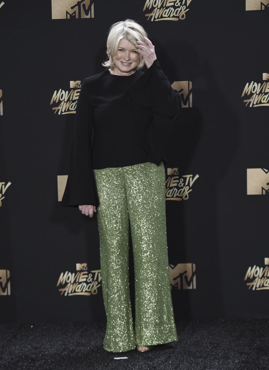Die Fernsehköchin Martha Stewart wählte eine schöne Hosenkombination, das Outfit passte sehr gut zu der 75-Jährigen.