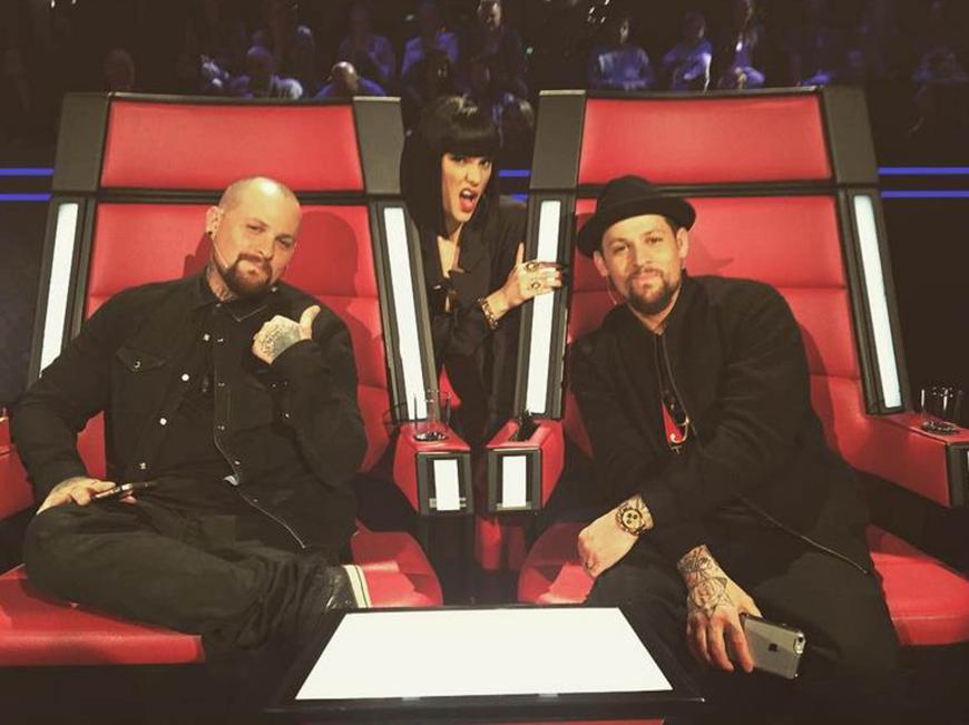 Jessie J und Benji Madden sitzen gemeinsam in der