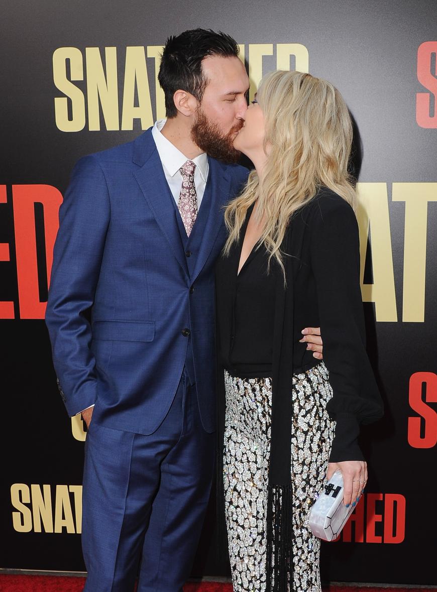 Bussi! Angeblich daten sie erst seit März - trotzdem durfte Danny Fujikawa Kate Hudson bereits auf den Red Carpet begleiten.