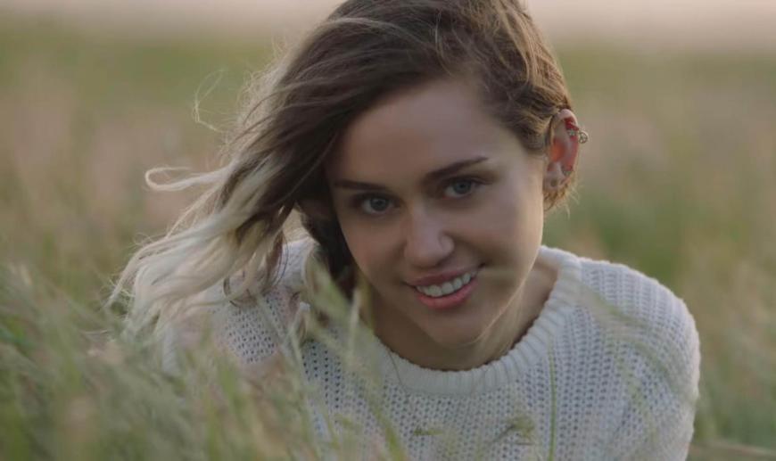 Miley Cyrus zeigt sich in ihrem "Malibu"-Musikvideo von einer überaschend mädchenhaften Seite.