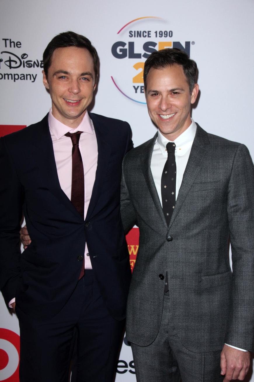 Glückwunsch! Nach 14 Jahren Beziehung hat Jim Parsons seinen Partner Todd Spiewak geheiratet.