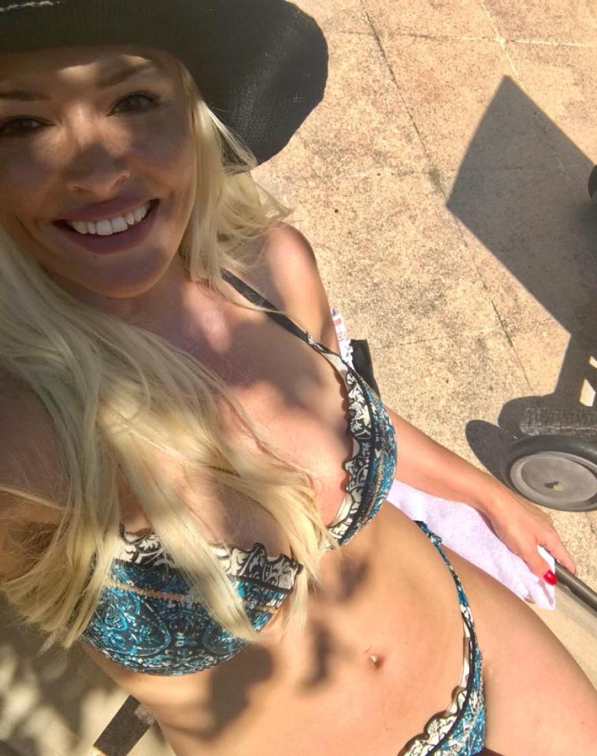 Einfach nur WOW! Dass Daniela Katzenberger, 30, auch ohne Fake-Lashes und kiloweise Make-up super aussieht, beweist sie mit ihrem neusten Facebook-Schnappschuss. Darauf präsentiert sie auch mal ebenso ihren krassen Diät-Erfolg - Daumen hoch, Dani!