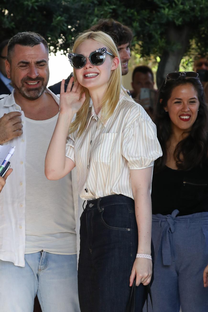 Die elfenhafte Elle Fanning ist nicht nur das neue Gesicht von L'Oréal Paris, sie ist auch bereits in Cannes angekommen - mit einem besonderen Sonnenbrillen-Exemplar von Miu Miu.