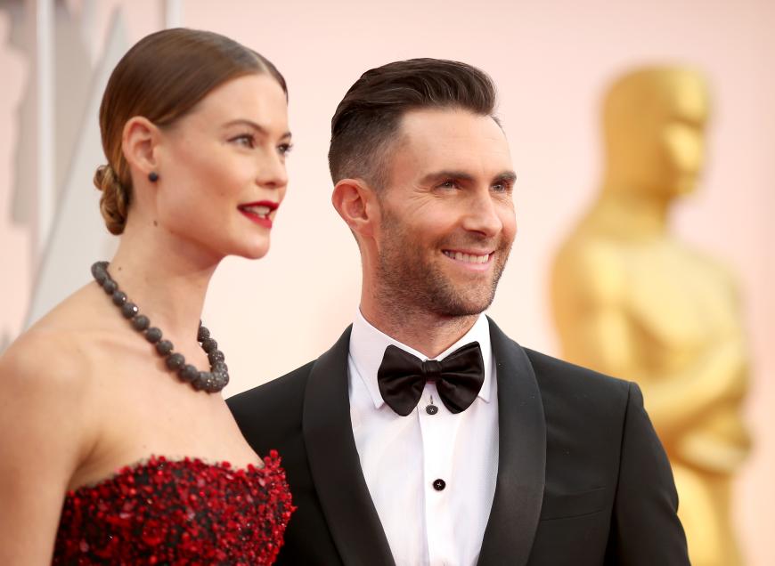 Von wegen schnulzige Liebeserklärung: So schräg gratuliert Adam Levine seiner Frau Behati Prinsloo.