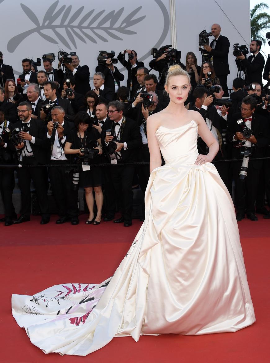 Die Schauspielerin Elle Fanning erschien gestern auf dem Roten Teppich der Filmfestspiele in Cannes 2017 in einem opulenten Abendkleid mit einer schönen Verzierung auf der Rückseite.