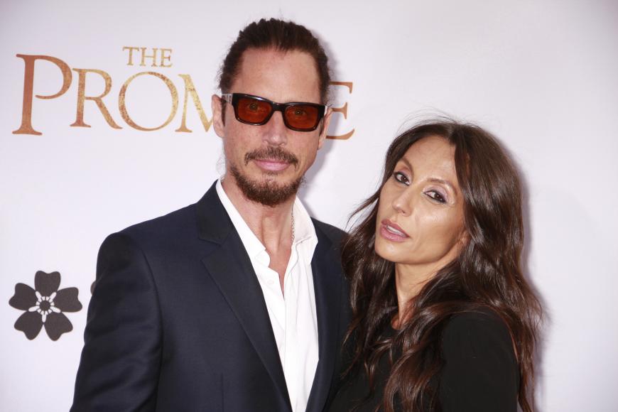 Chris Cornell hinterlässt drei Kinder und seine Ehefrau Vicky. Die hatte bis zuletzt nicht an den Selbstmord ihres Mannes geglaubt.