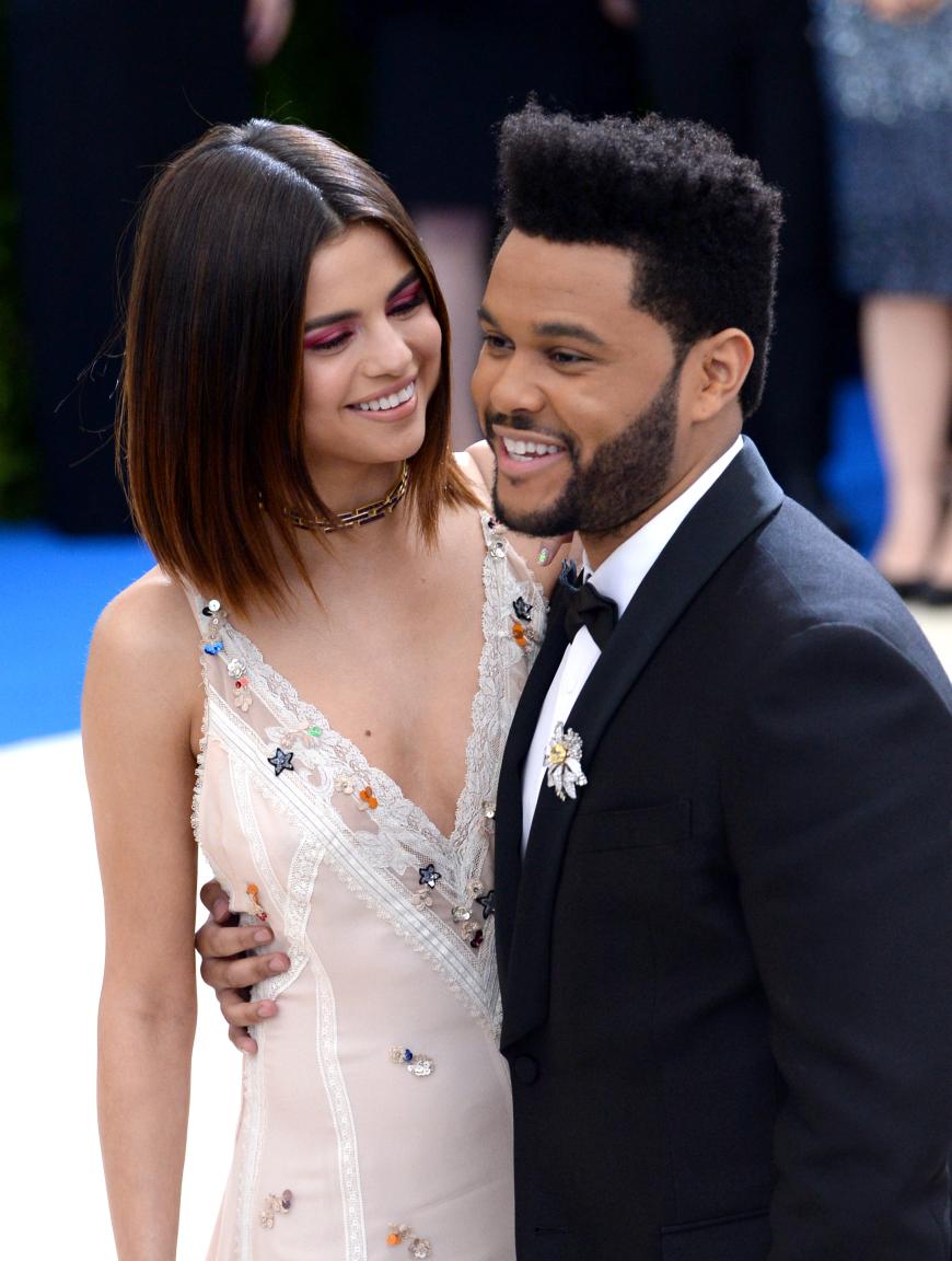 Mittlerweile ist sie mit Sänger The Weeknd zusammen.