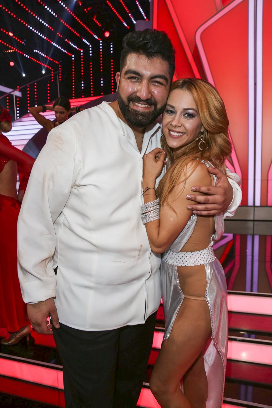 Zu witzig! Faisal Kawusi veräppelt Tanzpartnerin Oana Nechiti. 