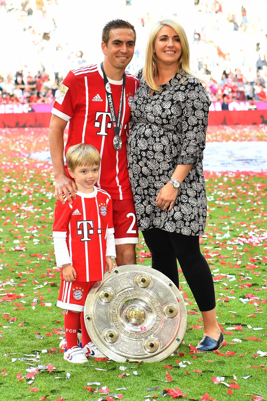 Die schwangere Claudia Lahm und Sohnemann Julian entzückten bei Philipp Lahms Karriere-Abschied.