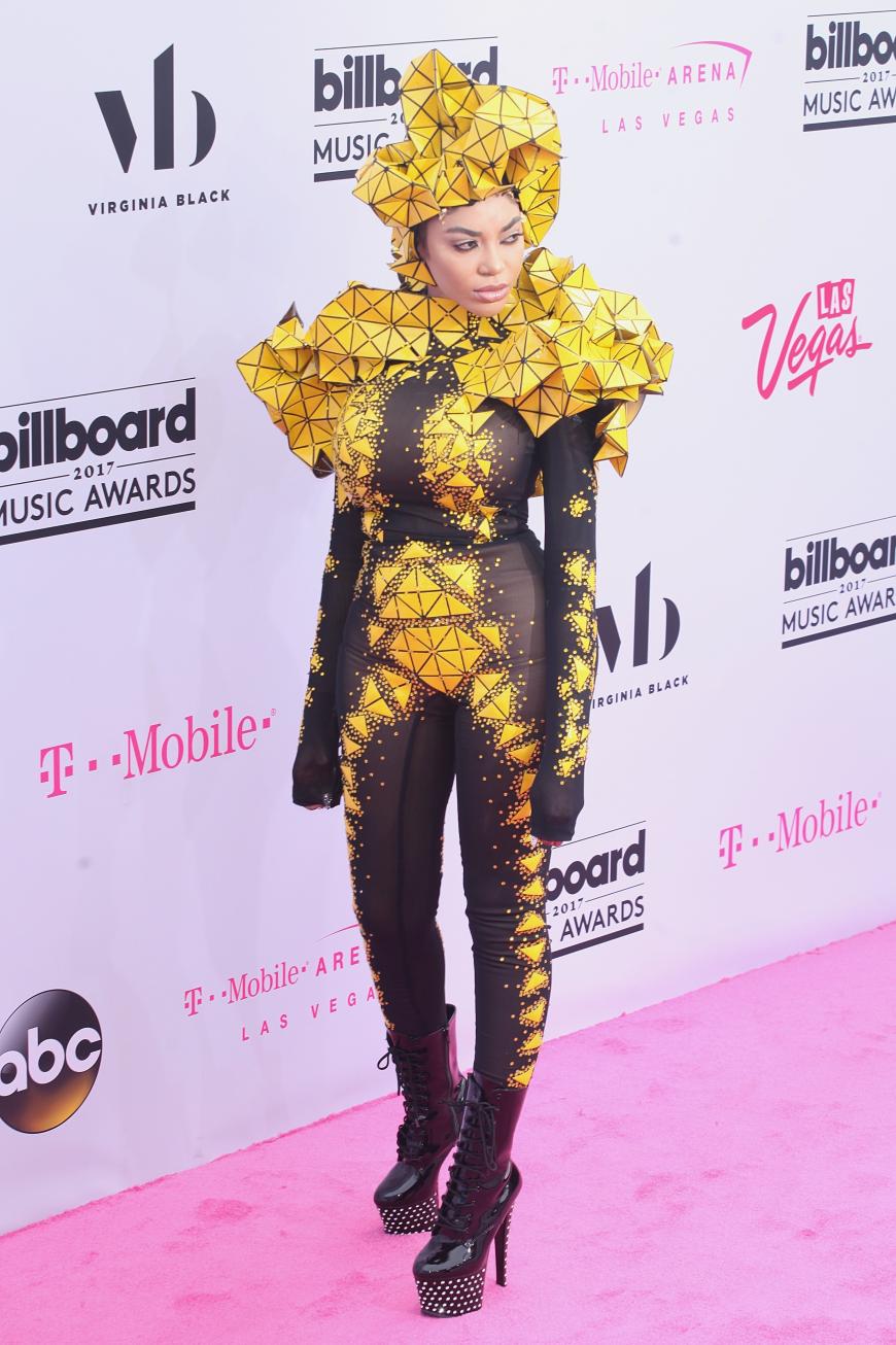 Sängerin Dencia erschien in einer sehr eigenwilligen Kreation - zum Hingucker wurde sie mit dem crazy Outfit definitiv!
