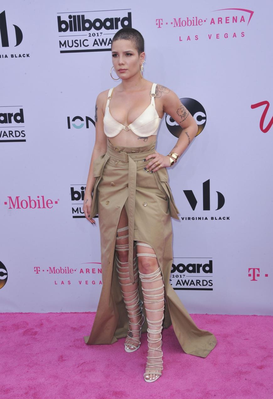 So geht's leider nicht! Der Look von Sängerin Halsey, 22, ist leider alles andere als gelungen und wirkt eher billig als sexy - für uns einer der größten Flops des Abends.