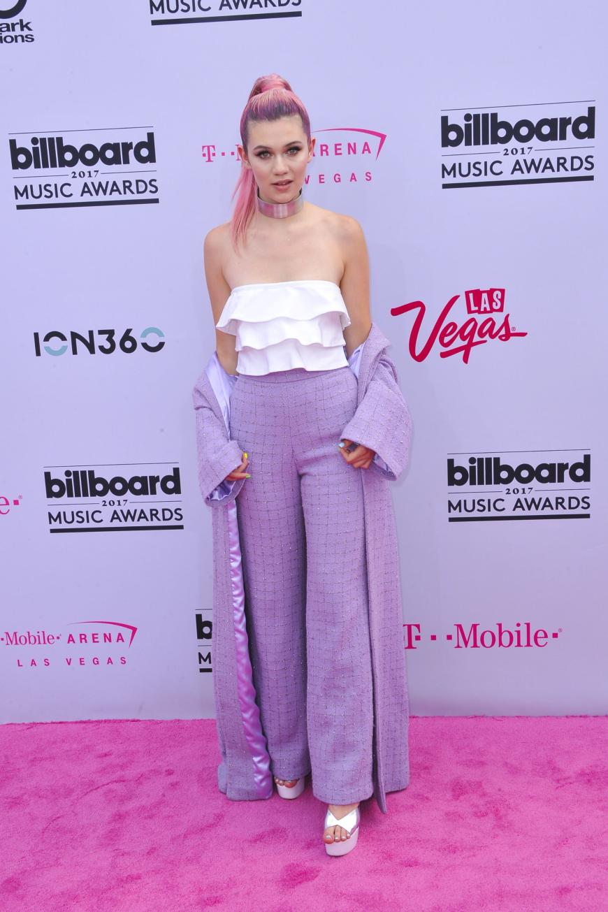 Mit ihren Pastell-Haaren und dem fliederfarbenen Outfit, passte YouTuberin Jessie Paege perfekt in die Szenerie des Red Carpets.
