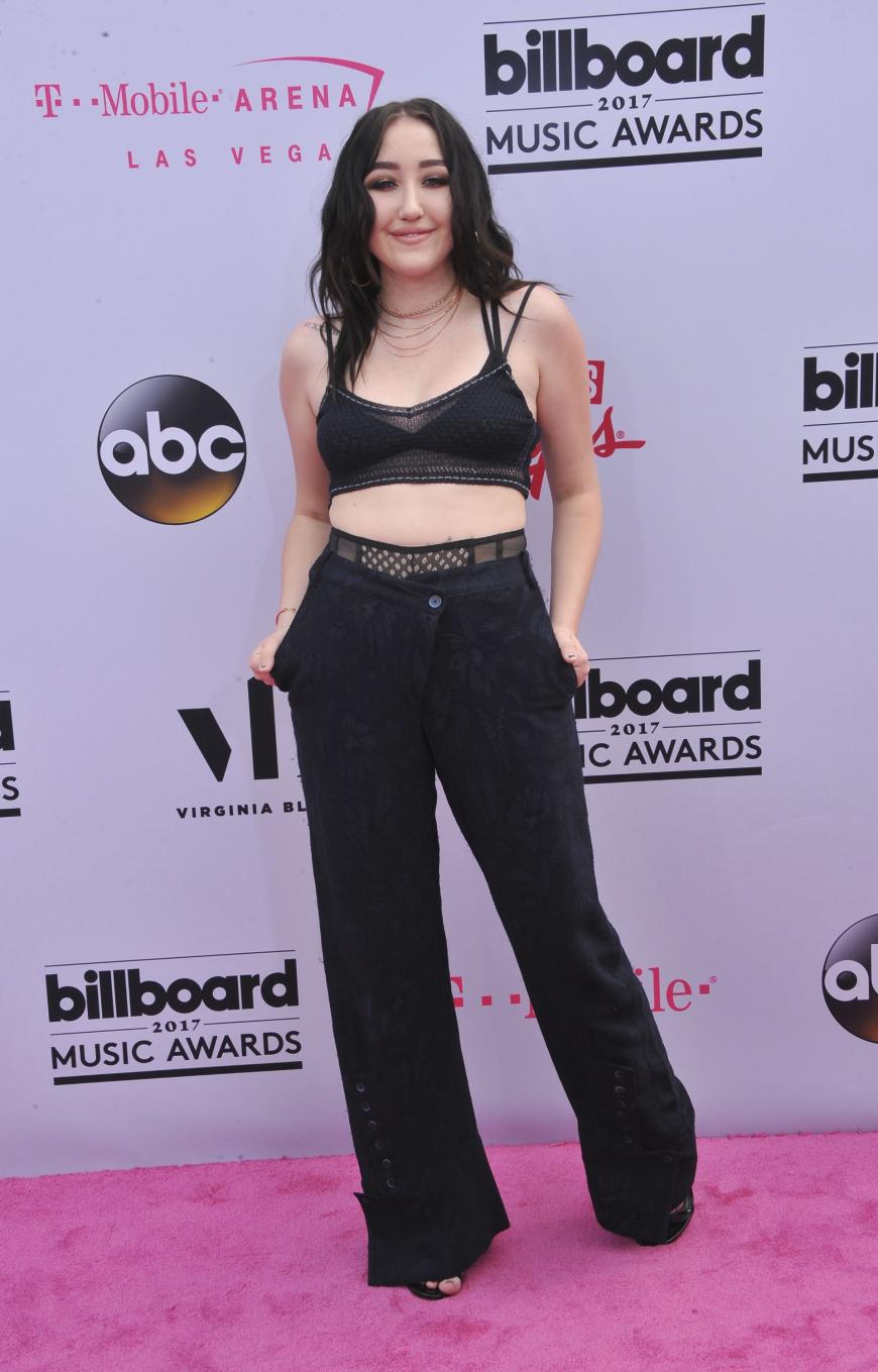 Auch Noah Cyrus, 17, hat uns mit ihrem Outfit nicht wirklich vom Hocker gehauen... Erinnert irgendwie an einen Grunge-Tennie-Look, hat mit Rotem Teppich allerdings nicht allzu viel zu tun.