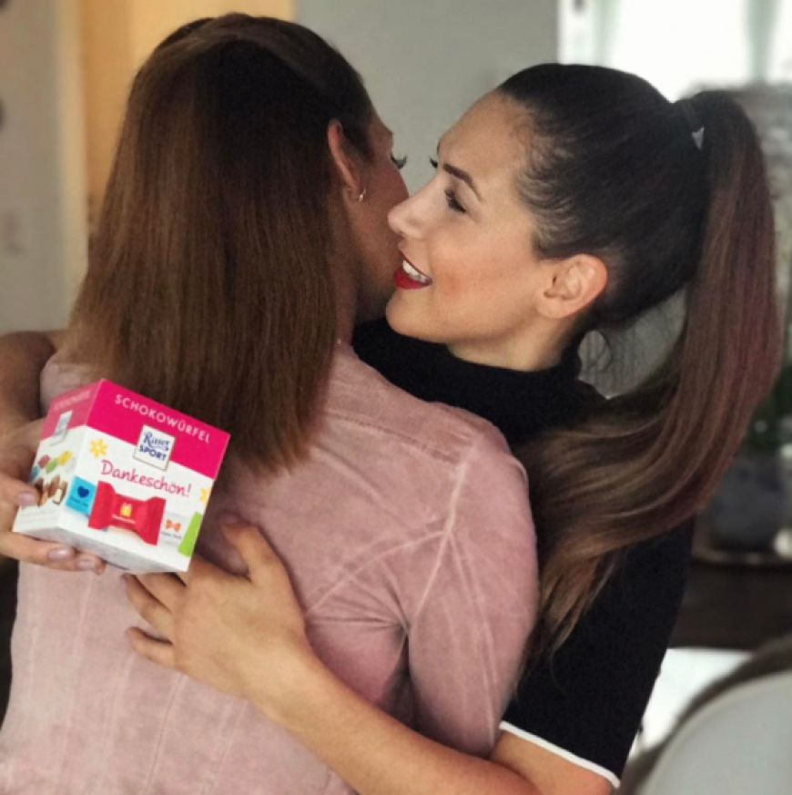 "In vielen Momenten sollte man einfach mal 'DANKE' sagen. Bei meiner Schwester klappt das immer gut mit Schokolade ☺️", kommentiert Clea-Lacy Juhn diesen Instagram-Schnappschuss und hält demonstrativ die Ritter Sport Schokolade in die Kamera. Vielen Fans geht ihre ständige Schleichwerbung mittlerweile auf die Nerven.