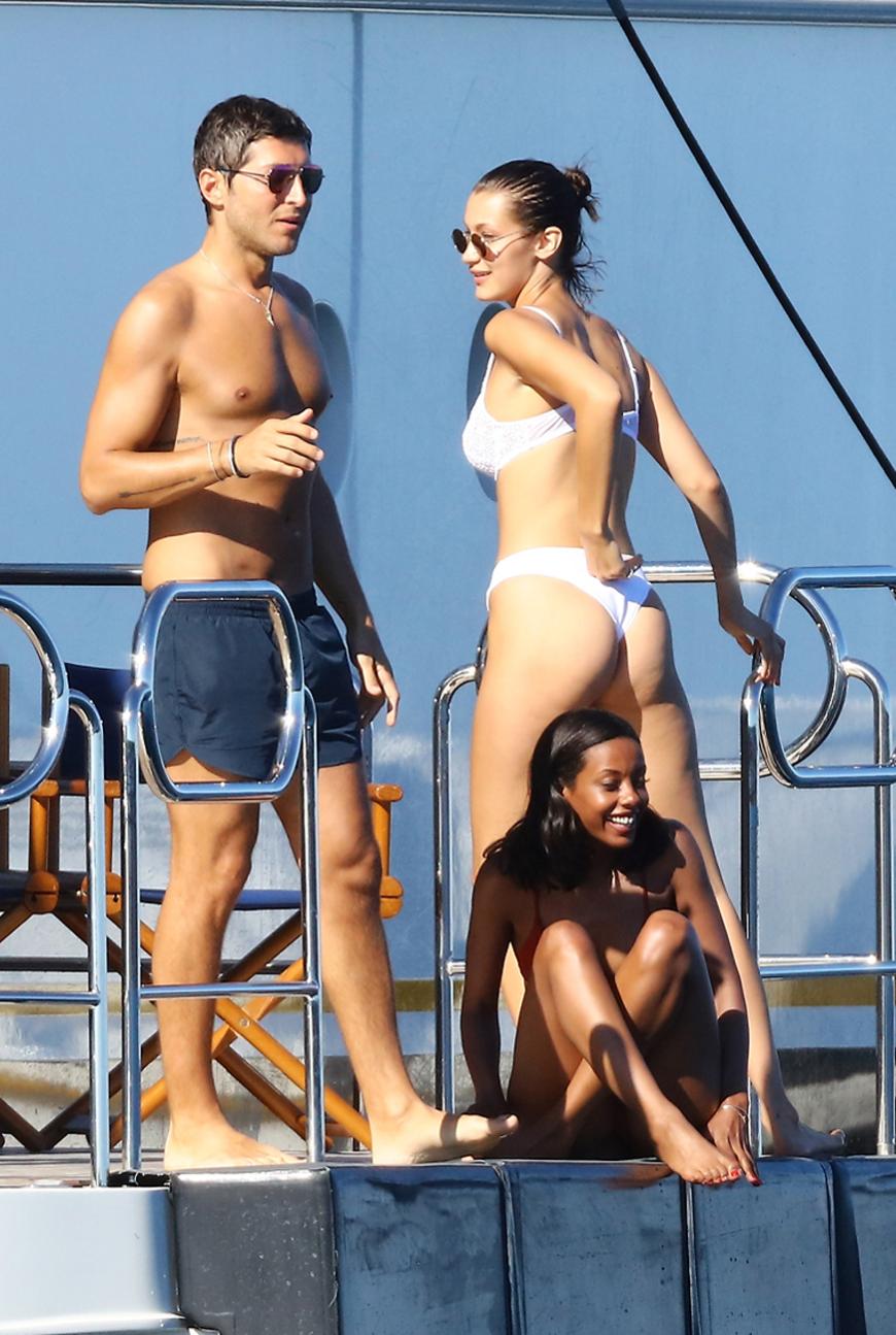 Hallöchen, Popöchen! Bella Hadid genießt ihre Freizeit an der Côte d'Azur mit Freunden auf einer Yacht.