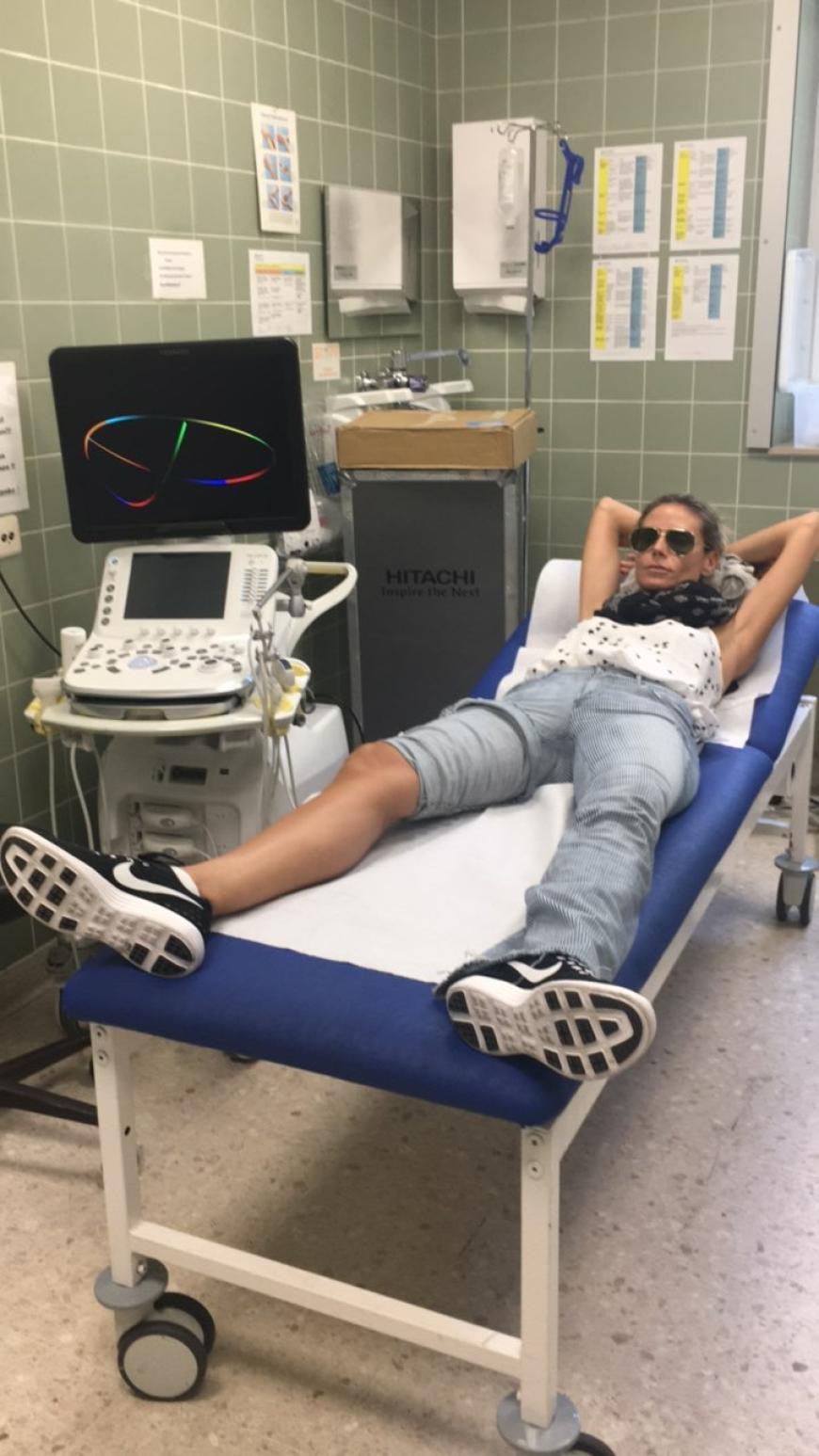 Die GNTM-Jurorin Heidi Klum hat sich kurz vor dem Finale am Fuß verletzt.