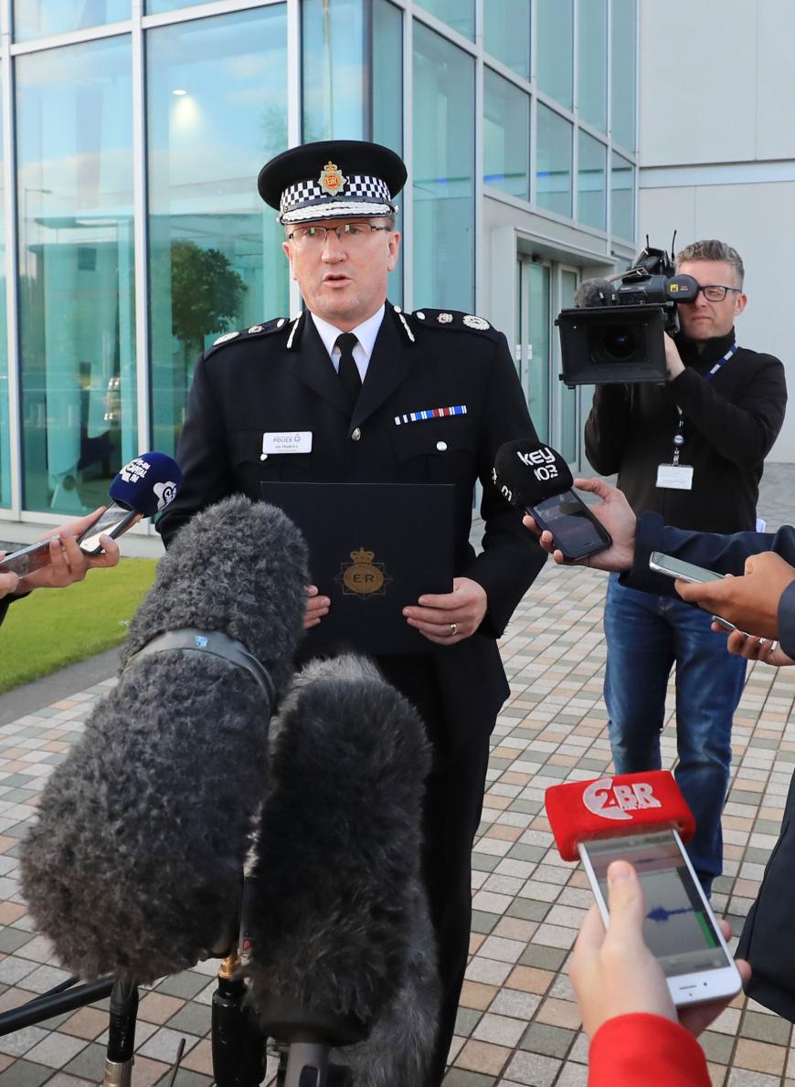 Der Polizeipräsident Ian Hopkins erklärt der Presse, dass es sich um einen Selbstmordanschlag handelt.