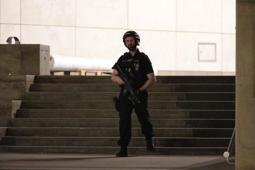 Ein Polizist bewacht die Arena.
