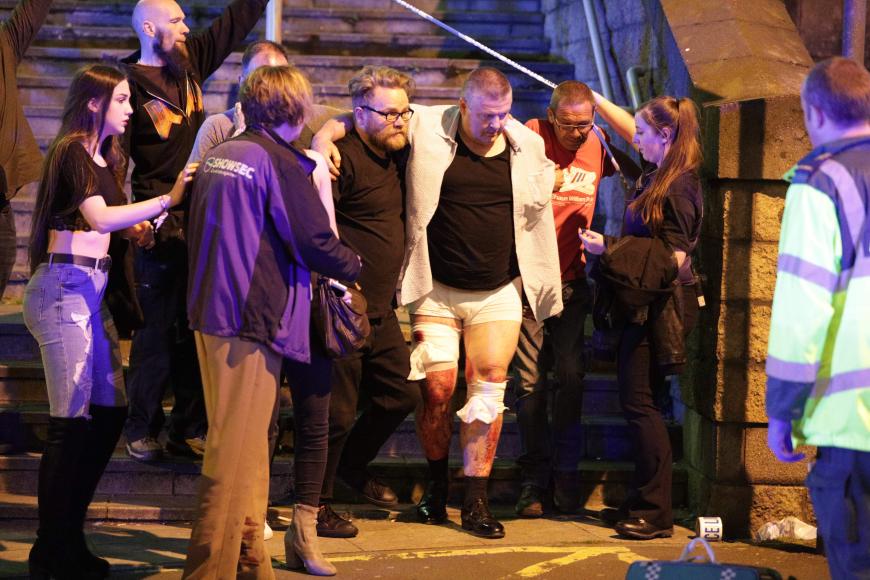 Mindestens 60 Besucher sind verletzt - 22 Tote gibt es bereits. Die Zahl der Opfer könnte weiter steigen.