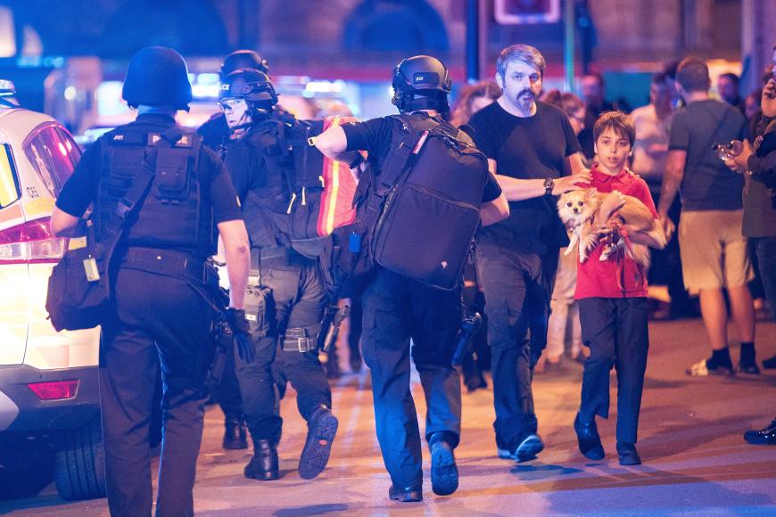 Traumatisierte Konzertbesucher verlassen die