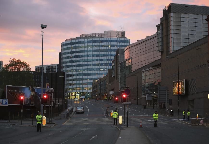 Nach dem Konzert von Ariana Grande kam es gestern Abend, 22. Mai, in der Konzerthalle Manchester Arena zu einer folgenschweren Explosion.