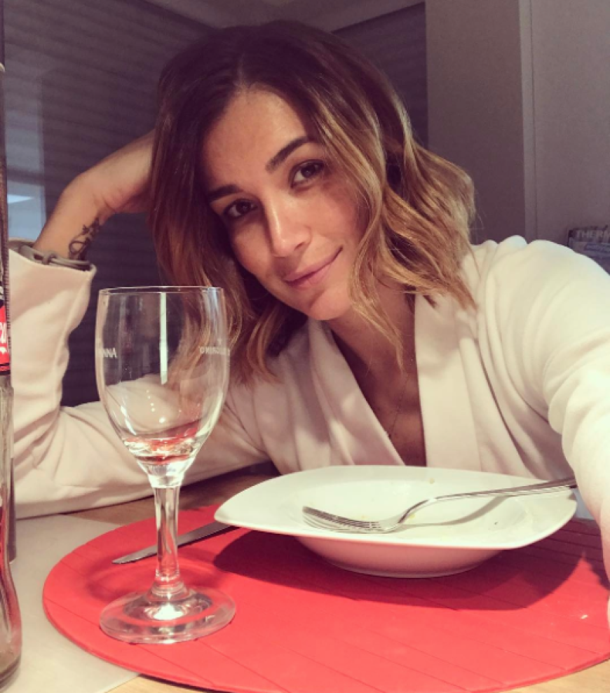 Jana Ina Zarrella freut sich über einen entspannten Abend - ohne Make-up. Sie braucht sich nicht zu verstecken: Die Brasilianerin ist auch ungeschminkt schön!