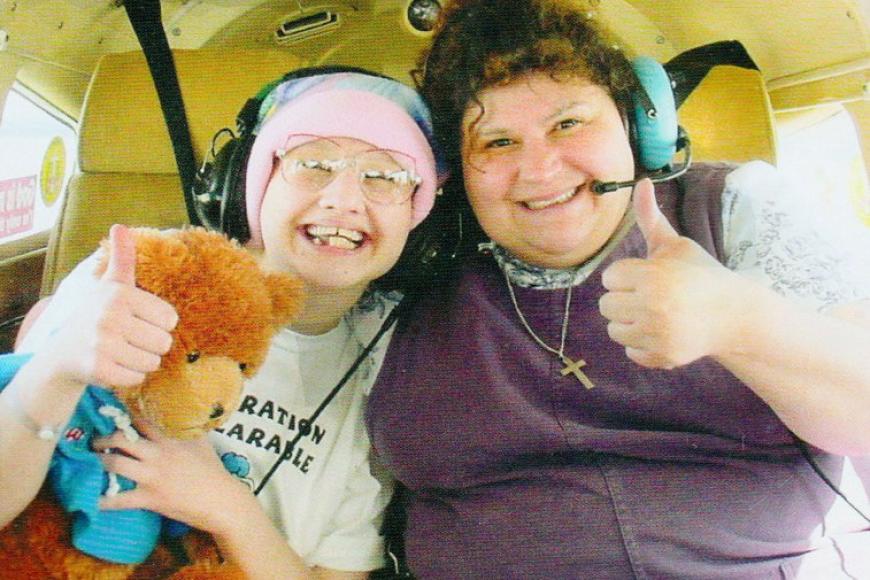 Gypsy Rose und Dee Dee Blanchard (r.) strahlen über das ganze Gesicht: Keiner weiß, was für eine Familientragödie sich in Wahrheit bei Mutter und Tochter abspielt. 