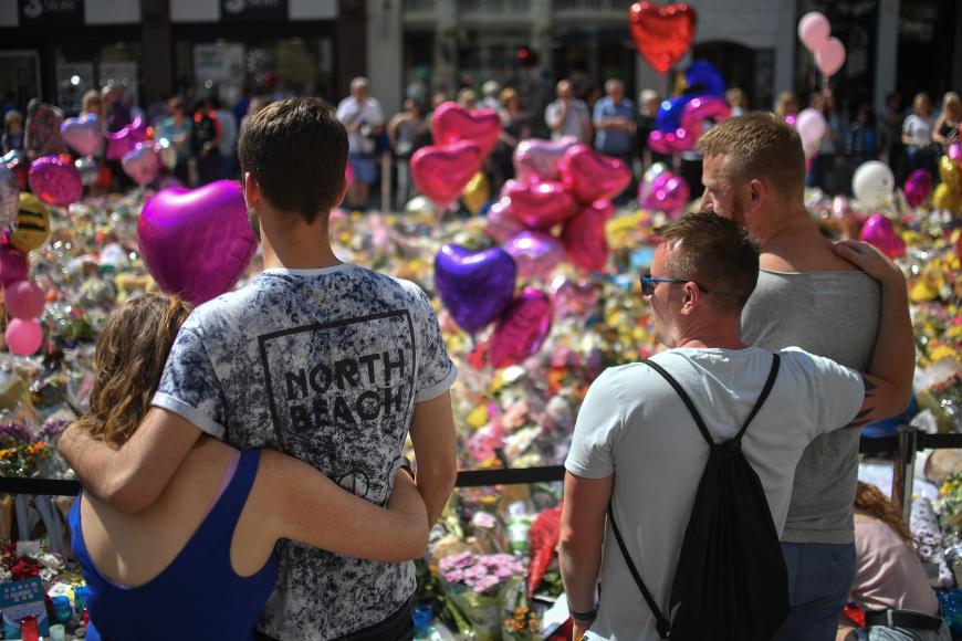 Die Menschen trauern um die Opfer des Terror-Anschlags bei einem Ariana-Grande-Konzert.