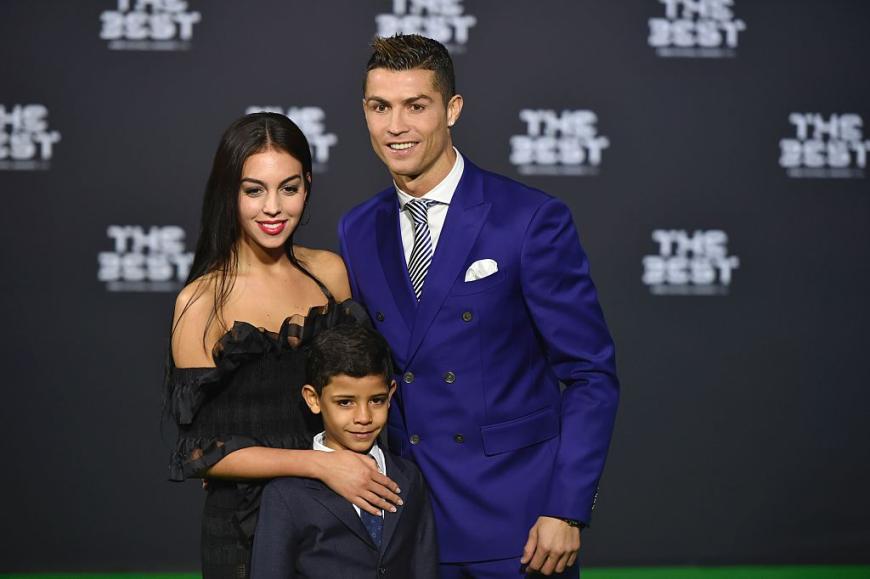 Süße Baby-News für Cristiano Ronaldo? Der Fußballer zeigt sich erstmals mit neuer Freundin Georgina auf Instagram.
