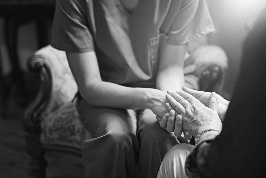 In Cherokee Village wurde eine 92-jährige Frau mit Bisswunden am ganzen Körper vorgefunden - unter Verdacht, diese hervorgerufen zu haben, steht ihre Pflegerin, die blutverschmiert neben dem Opfer kauerte.