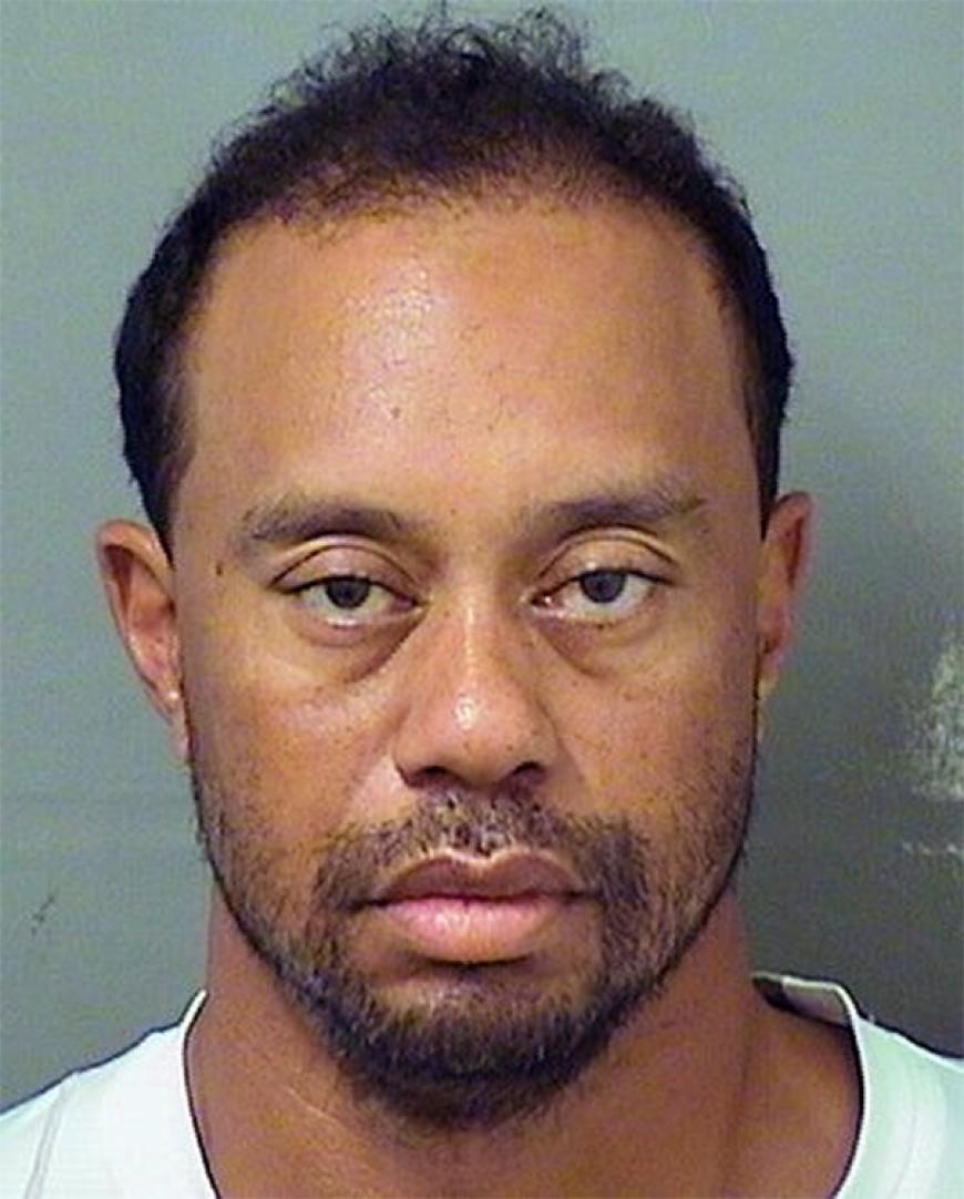 Alkohol am Steuer? Auf dem Polizeifoto starrt Tiger Woods abwesend in die Kamera.