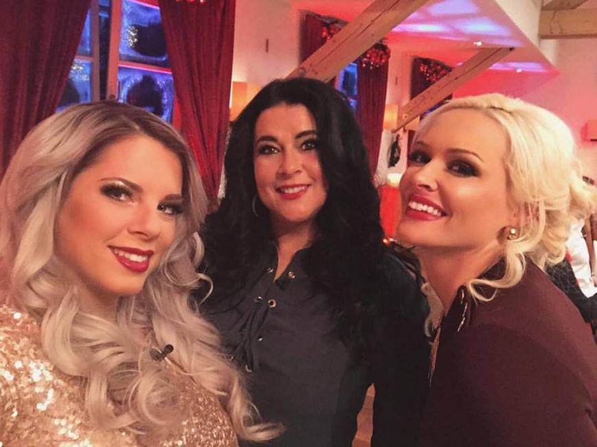 Jenny schottet sich komplett ab und versinkt in ihrer Trauer. Selbst Freunde und ihre Familie (Mutter Iris Klein und Halbschwester Daniela Katzenberger) kommen nicht mehr an sie heran.
