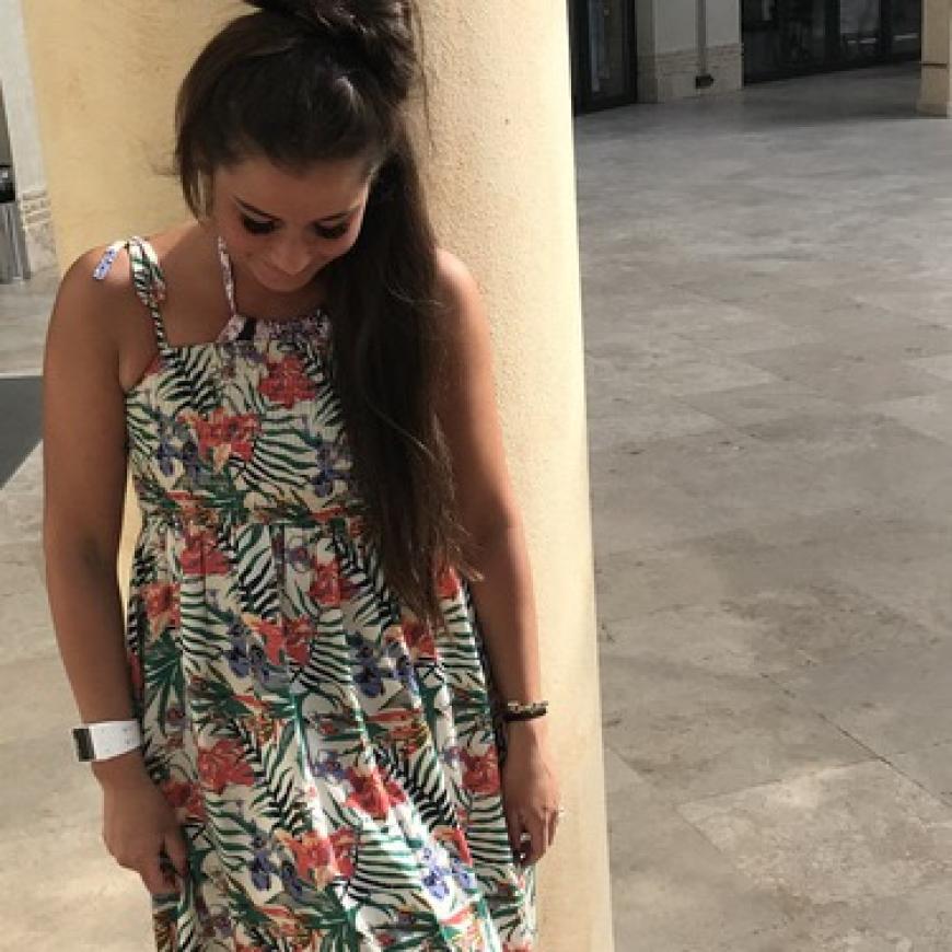 Auf dem besagten Foto trägt Sarah ein weites Sommerkleid und blickt verheißungsvoll nach unten auf ihren Bauch.