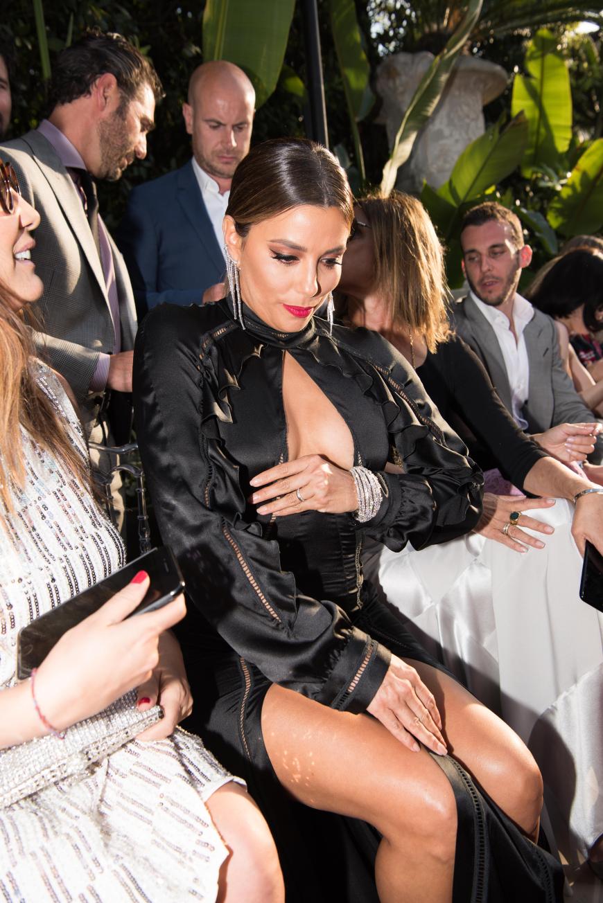 Sitzt noch alles? Eva Longoria rückt in Cannes ihr Kleid zurecht.
