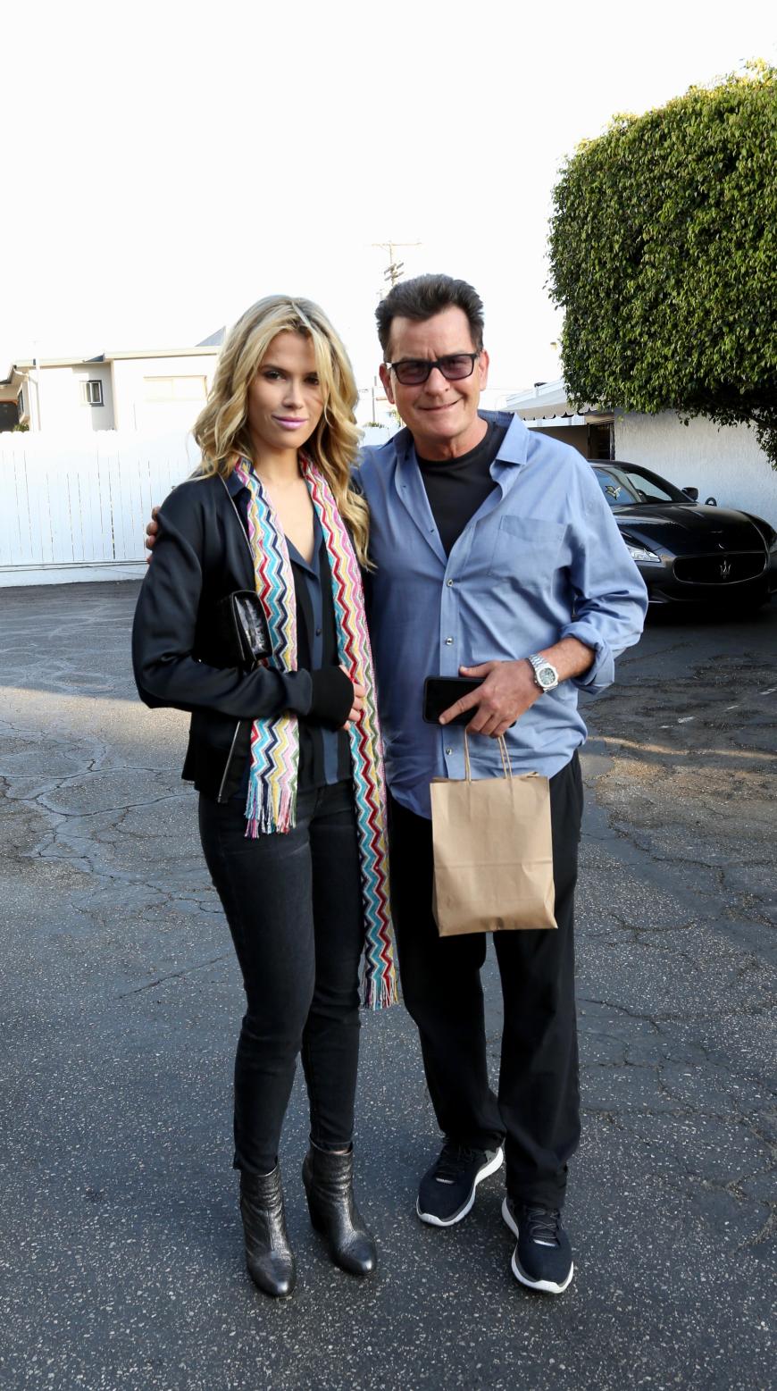 Charlie Sheen soll frisch verliebt sein und präsentierte sich auf dem Geburtstag seiner Tochter mit seiner neuen Freundin Jools