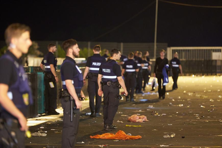 Polizisten durchsuchten mit Spürhunde das Gelände am Nürburgring.