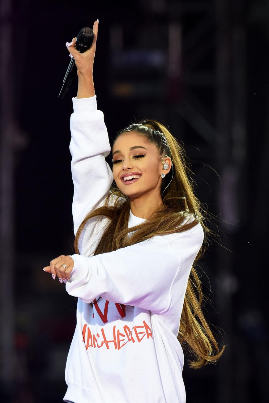 Beim Benefizkonzert "One Love Manchester" zeigt sich Ariana Grande mit einem verdächtigen Klunker