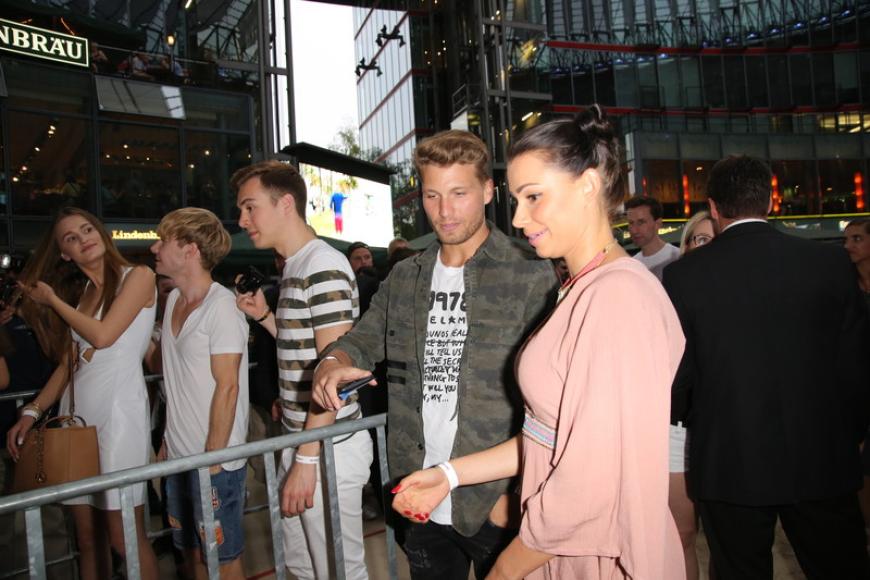 Raúl Richter mit Freundin Jessy bei der "Baywatch"-Premiere in Berlin.